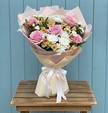 Букет цветов из:  Гвоздики, Орхидеи и Розы в Дубне