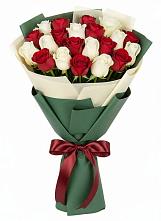 Букет Микс из красных и белых роз в Дубне