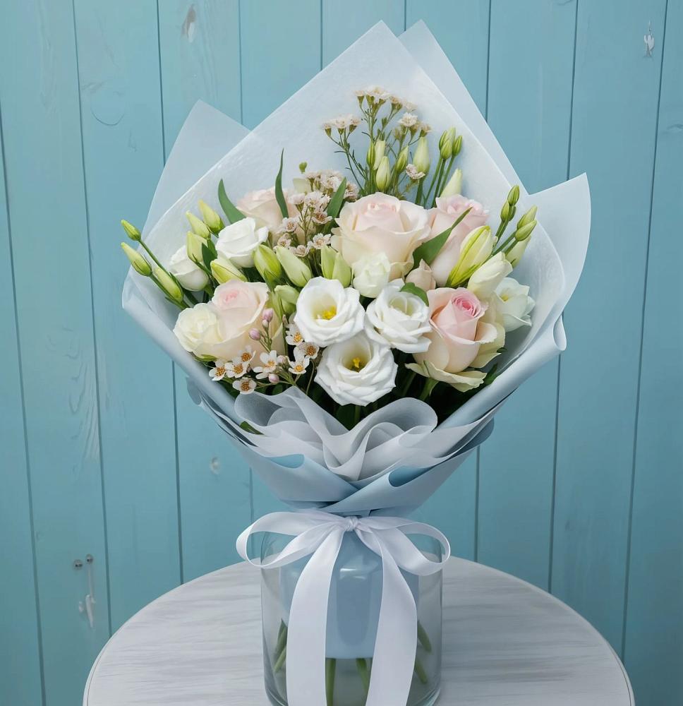 Букет цветов из: Розы и Лизиантусы в Дубне