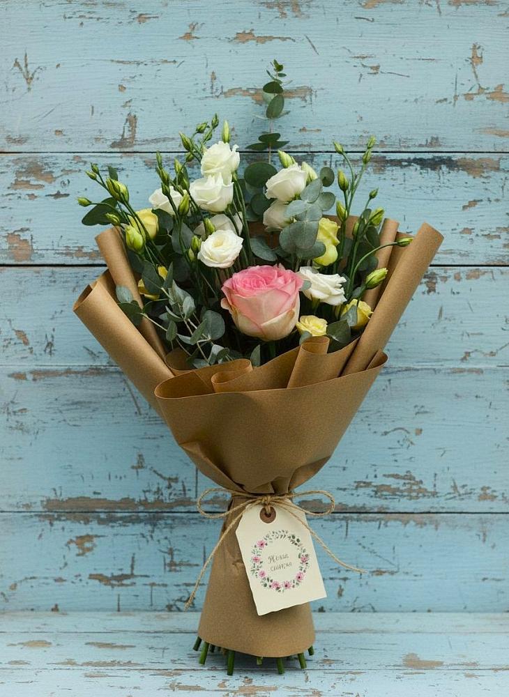 Букет цветов из: Розы и Лизиантусы в Дубне