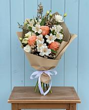 Букет цветов из:  Альстромерии, Лизиантусы, Розы и Хризантемы в Дубне