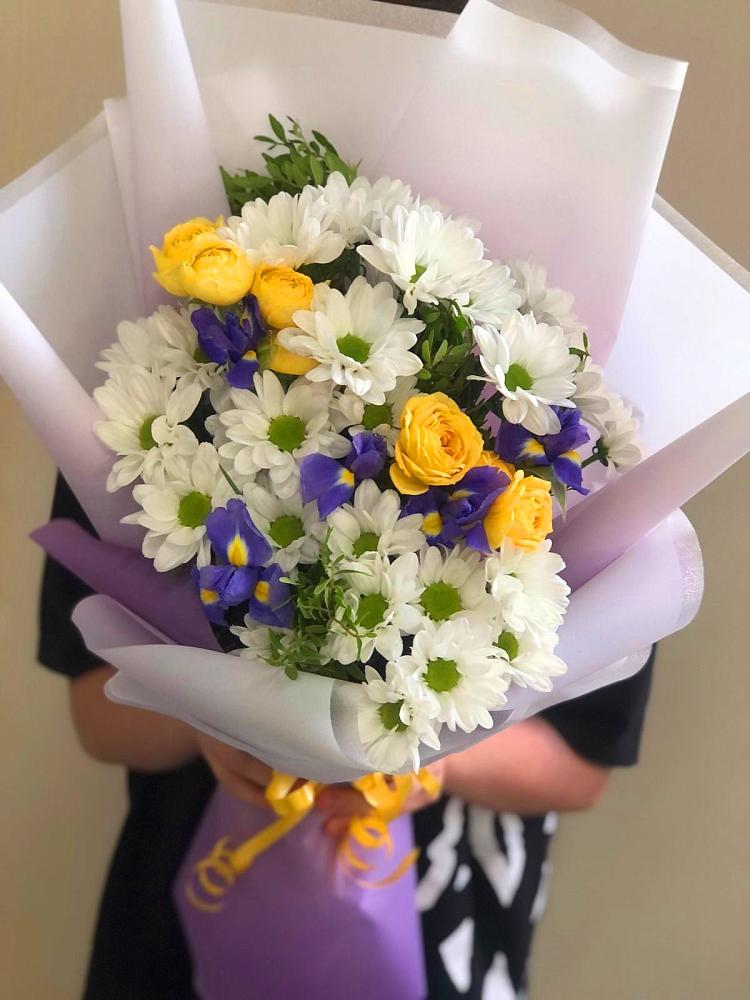 Букет цветов из: Ирисы, Хризантемы и Розы в Дубне