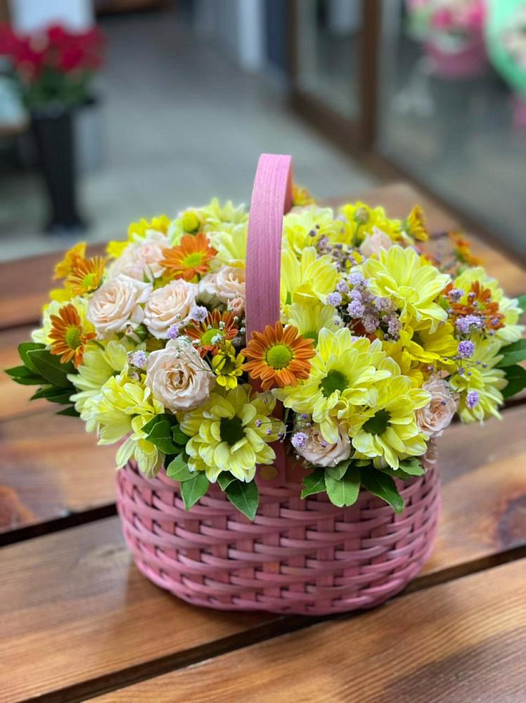 Цветочная композиция из Хризантемы и Розы в корзине в Дубне