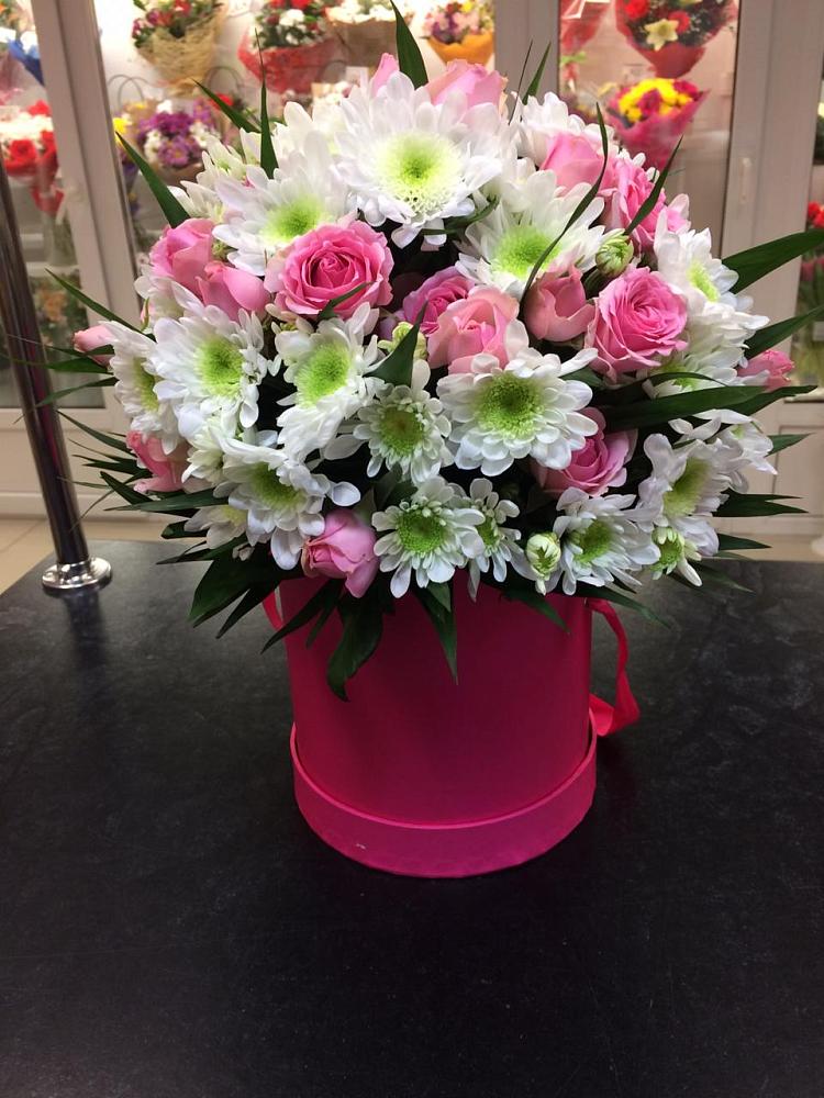 Цветочная композиция из Розы и Хризантемы в шляпной коробке в Дубне