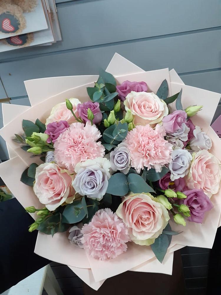 Букет цветов из: Розы, Гвоздики и Лизиантусы в Дубне